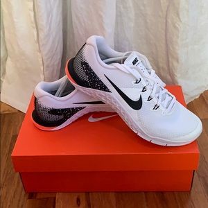 Women’s Nike  metcon 4, white with black accents